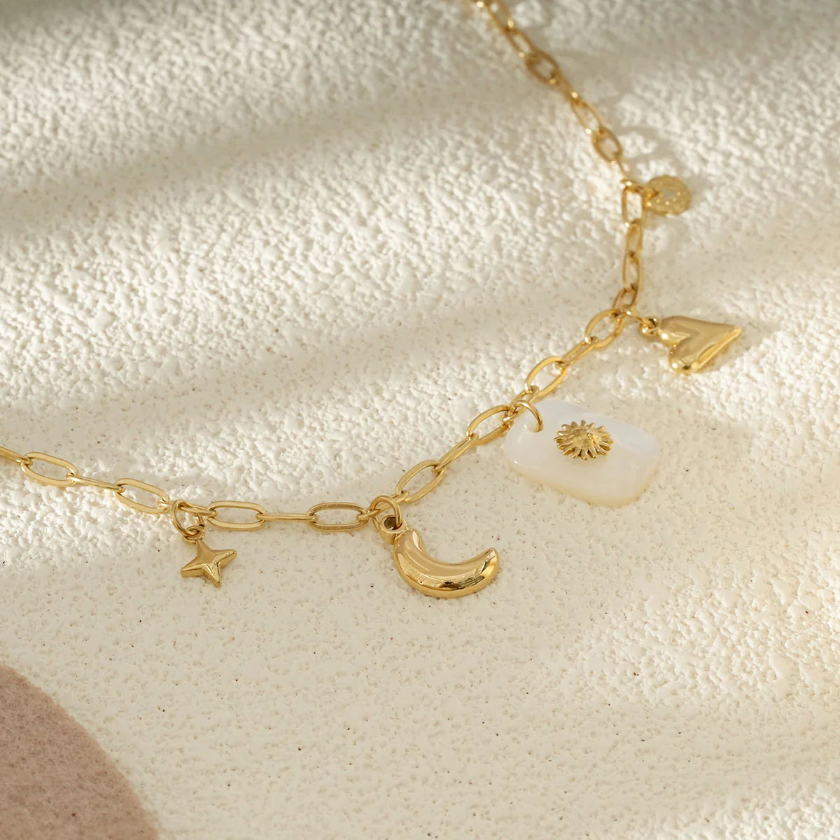 Collier lune , étoile et Nacré soleil